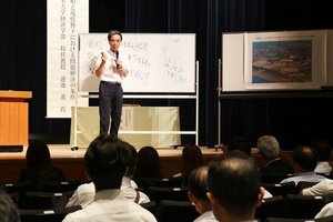 10市議会の合同研修会で講演する蓮池薫さん=柏崎市