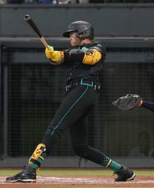 　６回日本ハム２死満塁、水谷が右中間に逆転２点二塁打を放つ＝エスコンフィールド