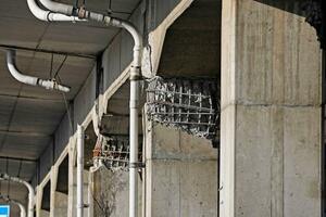 地震の影響で損傷したJR八戸線の高架橋=10日午前9時29分、青森県八戸市