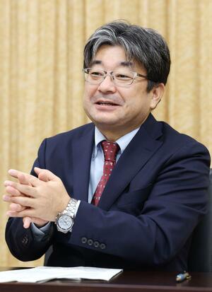 取材に応じる平形尚久・日銀新潟支店長＝新潟市中央区寄居町