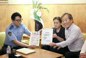 社交飲食店での未成年者の雇用や酒類提供防止への協力を呼びかけた啓発活動=新潟市中央区古町通8番町