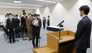 三条市立大で行われた「髙儀スカラシップ奨学生」の認定式=三条市上須頃