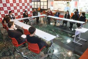 「きおくみらい」の閉館に当たり歴代スタッフが集まったセレモニー＝長岡市大手通２