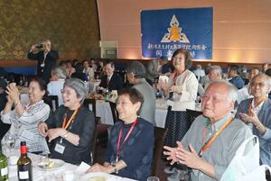 卒業生が旧交を温めた村上高校同窓会関東支部の懇親会=13日、東京都