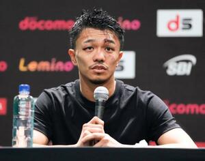 　２日の世界戦後、記者会見する中谷潤人＝東京ドーム