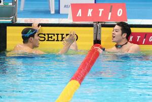男子100メートルバタフライ 全体の2位で決勝進出を決めた水沼尚輝(右)=東京アクアティクスセンター(長岡支社・新井田悠)
