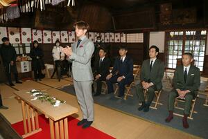 ２０２６年シーズンの必勝祈願を行ったＪ２アルビレックス新潟＝２０２６年１月７日　新潟市中央区の古町神明宮