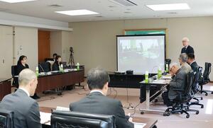 県が新たな手当の概要を説明した「新潟水俣病施策推進審議会」＝３０日、県庁