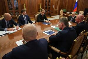 27日、モスクワのクレムリンで開かれたロシアの政府会合(タス=共同)