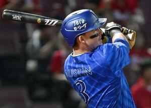 2回DeNA2死一塁、オースティンが左中間に2ランを放つ=マツダ