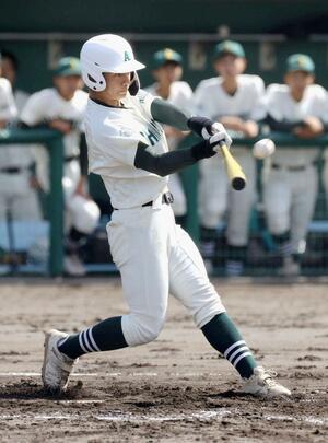 新潟江南ー新発田農 3回1死一塁、新発田農の平野詠士が先制打を放つ=新発田市五十公野