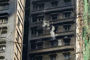 消火活動が続く火災現場の高層住宅=28日、香港北部・新界地区大埔(共同)