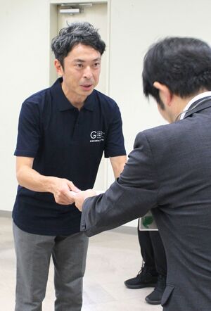 新潟県の地域おこし協力隊として委嘱状を受け取る増田安寿さん(左)=10月4日、新潟県庁