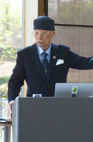 収集した作品の解説も交えて講演する大村智さん=4月14日、南魚沼市浦佐