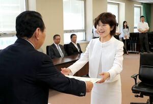 当選証書を受け取る打越さく良氏=24日、県庁