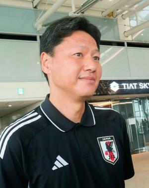 取材に応じるサッカーのU―22日本代表の大岩剛監督=11日、羽田空港