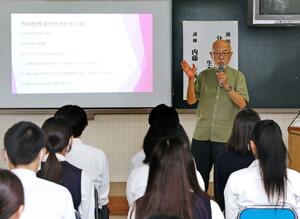 分断をテーマに講演する同志社大大学院教授の内藤正典さん=上越市板倉区