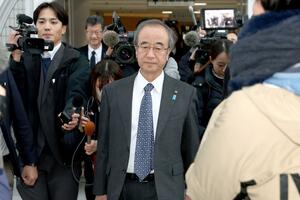 報道陣に囲まれ、登庁する花角英世知事＝２１日午前９時半前、県庁