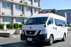 送検のため、静岡県警磐田署を出る鈴木鉄三容疑者を乗せた車=26日午前9時11分