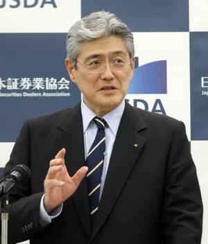 記者会見する日本証券業協会大阪地区協会の巽大介地区会長=2日午後、大阪市中央区