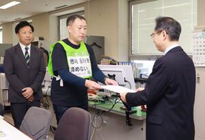 厚生連病院への支援を求め要望書を手渡す全国厚生連労働組合連合会の大栗陽書記長(中央)=22日、県庁
