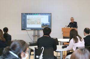一般にも公開された「長岡学」の初回講義=4月9日、長岡市のミライエ長岡
