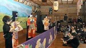 川茂座から道具を引き継いだ常盤座の公演。川茂地区の住民らが懐かしそうに鑑賞した=佐渡市下川茂