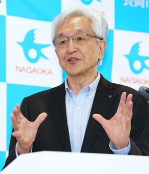 会見する磯田達伸市長=6月28日、長岡市