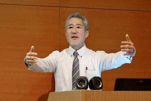 　講演する北淡震災記念公園の総支配人米山正幸さん＝２０２５年１２月、兵庫県淡路市