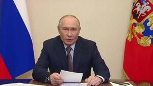 ロシア政府関係者が参加したオンライン会議で話すプーチン大統領=18日(ロシア大統領府提供・共同)