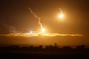 17日、イスラエル軍がパレスチナ自治区ガザ上空に放った照明弾とみられる光=ガザ境界のイスラエル側から撮影(ロイター=共同)
