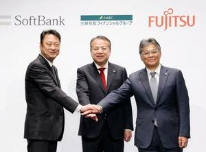 健康や医療分野での業務提携に関し基本合意した(左から)ソフトバンクの宮川潤一社長、三井住友フィナンシャルグループの中島達社長、富士通の時田隆仁社長=19日午前、東京都港区