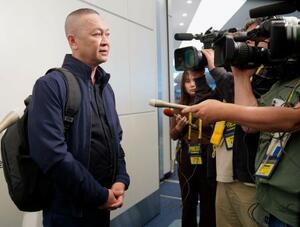 羽田空港で取材に応じるタイ警察幹部=13日午前