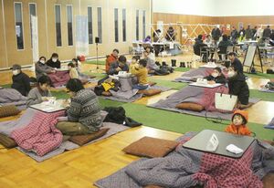 こたつコーナーで家族連れらが温まった「なおえつホットほっとパーク」=1月11日、上越市
