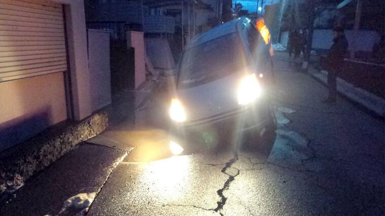 陥没した道路にはまった車＝１月１月、新潟市西区