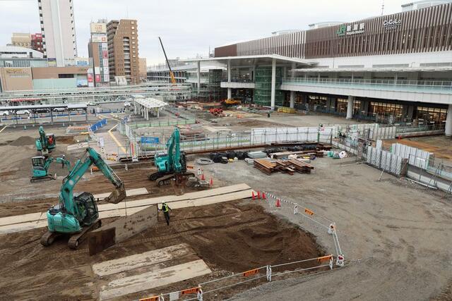 工事中の新潟駅万代広場。全面的な利用開始が遅れる見通しとなった=12月25日、新潟市中央区花園1