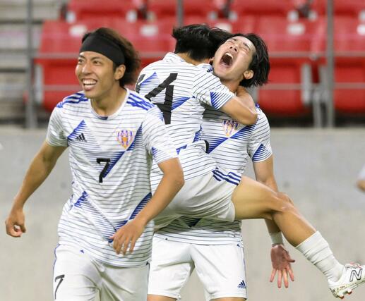 名古屋-JAPANサッカーカレッジ 後半、先制ゴールを決め喜ぶJAPANサッカーカレッジ・上元(右)=豊田