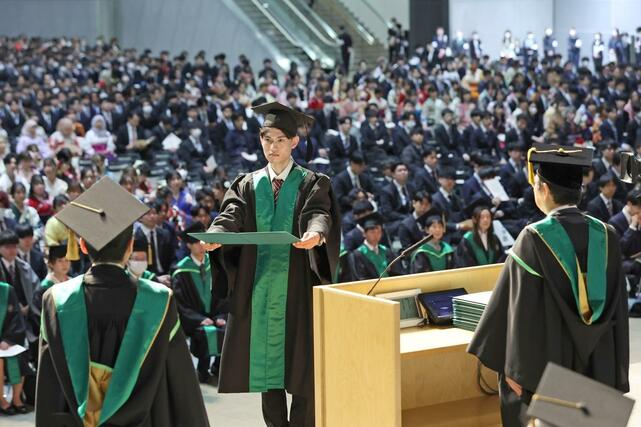 約３０００人が巣立った新潟大の卒業式＝３月２４日、新潟市中央区