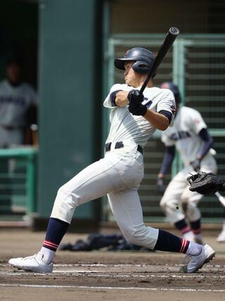 新潟－佐渡　１回２死満塁、新潟の山賀大輔が２点適時打を放ち、１０－０＝三条パール金属スタジアム