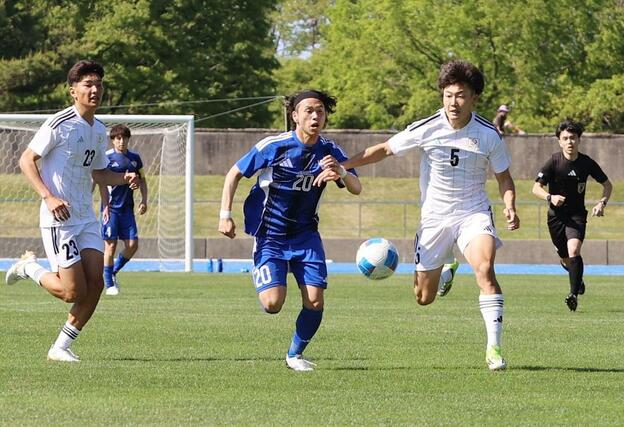 新潟医福大－ＪＳＣ　後半２９分に同点ゴールを決めたＪＳＣのＦＷ山田彩翔（中央、２０）がゴール前に駆け上がる＝５月１０日、新発田市