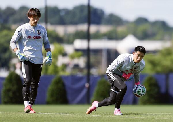 チュニジア戦に向け調整するＧＫ大迫（左）と早川＝ナッシュビル近郊（共同）