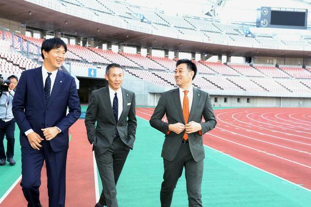 左から船越優蔵新監督、寺川能人強化本部長、野澤洋輔次期社長=ビッグスワン
