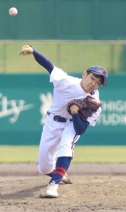 ７回表に登板した県央工業高の神子島大和投手＝９月１９日、長岡市悠久町の市悠久山野球場