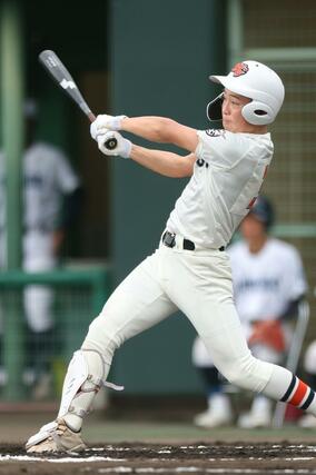 六日町－開志学園　６回開志学園２死二、三塁、小林琉誠が適時打を放ち４－１＝三条パール金属スタジアム