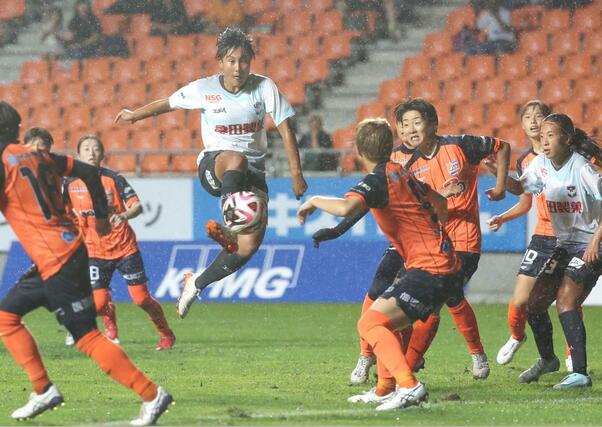 長野-新潟L 後半44分、ボレーシュートをたたき込むFW那須野陽向=長野Uスタジアム(写真映像部・永井隆司)