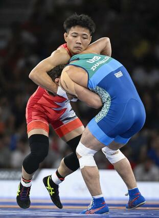 男子フリー７４キロ級決勝　ウズベキスタン選手と対戦する高谷大地＝パリ（共同）