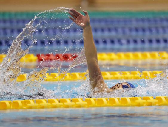 女子２００メートル背泳ぎで優勝した藤原葵衣（長岡大手）＝長岡市のダイエープロビスフェニックスプール