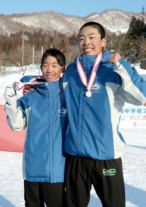 男子ジャンプ、複合の２種目で金銀を独占し、偉業を達成した妙高高原の竹田葵（右）、健太郎兄弟。互いに肩を組んで喜び合った＝長野県野沢温泉村