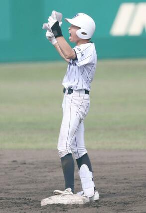新潟産大付－県央工　９回新潟産大付表２死満塁、小川幸士（８）が２点二塁打を放ち、塁上で雄たけびを上げる＝悠久山球場