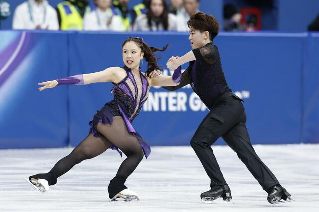 団体アイスダンス・ＲＤ　演技する吉田唄菜（左）、森田真沙也組＝ミラノ（共同）